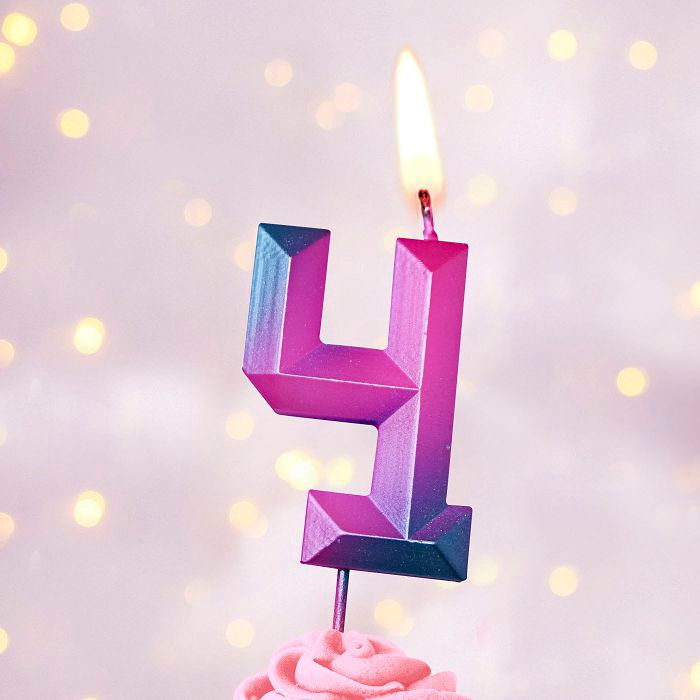 свеча тортовая на шпажке 4 "Пурпурные грани"